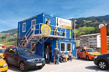 Fahrschule nutzt Bürocontainer als Zweistöckiges Raummodul mit Aluaußentreppe